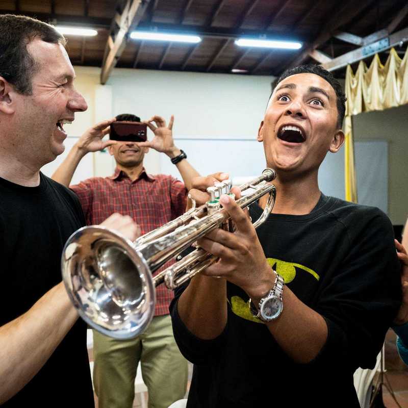 Jugendlicher spielt zum ersten Mal Trompete