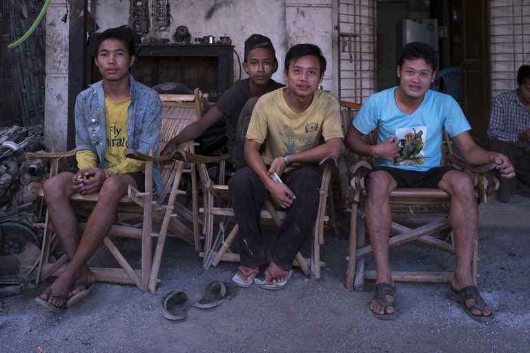 Vier Jugendliche sitzen in einer Gruppe zusammen