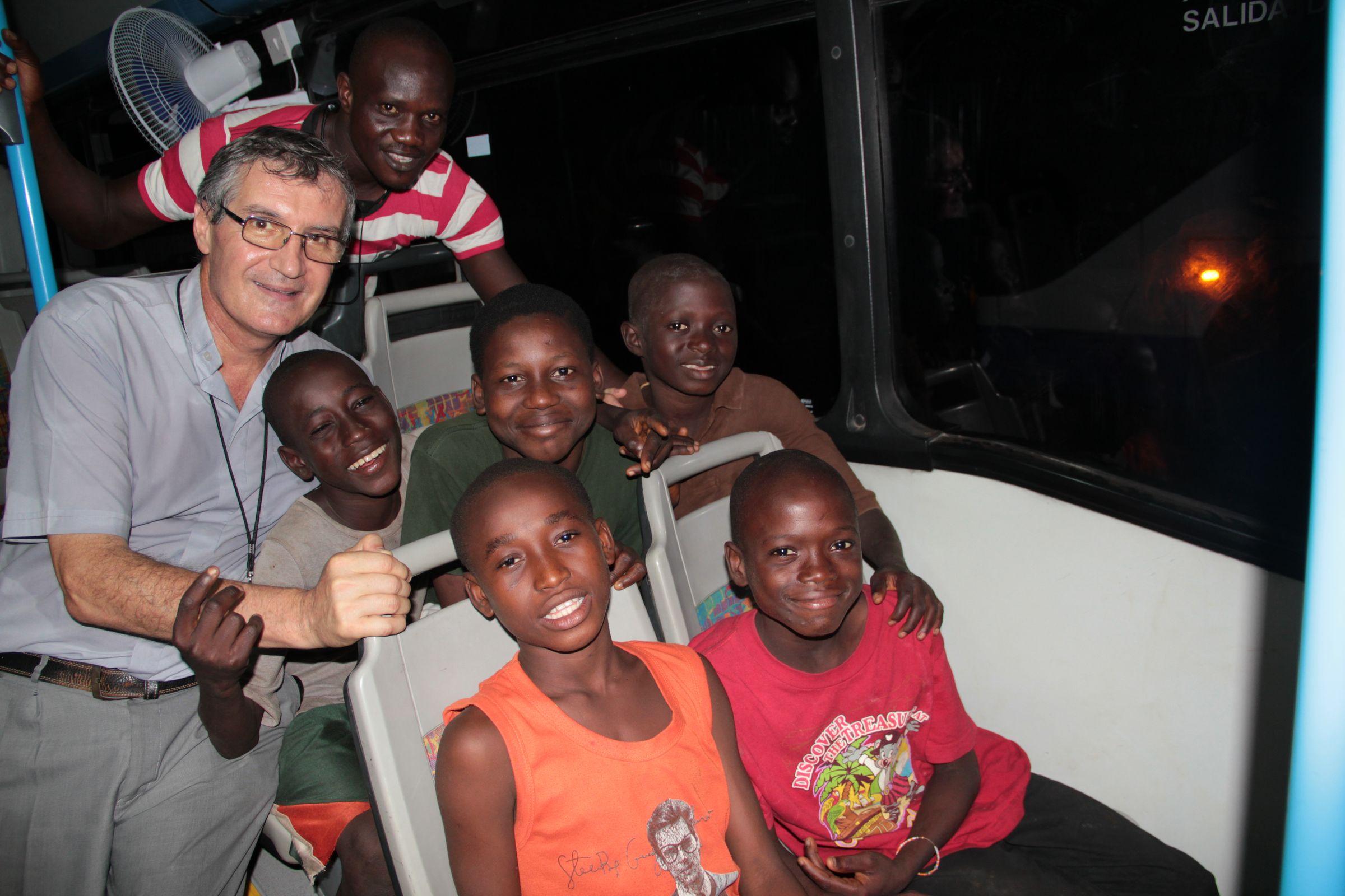 Kinder, die in einem Bus sitzen