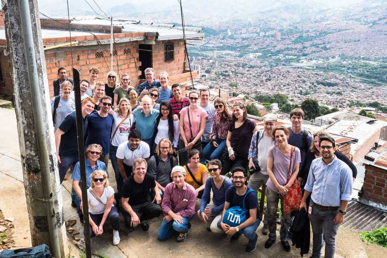 Team von Beethoven Moves in einem Viertel von Medellín
