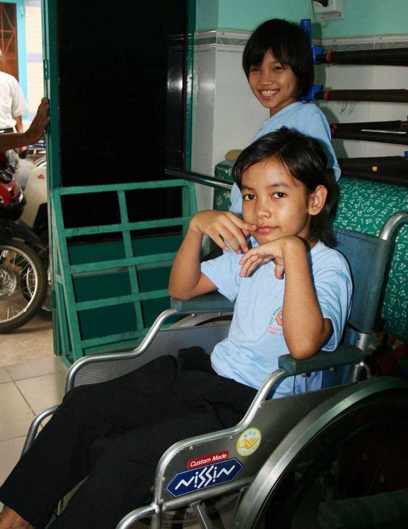 Junges Mädchen im Rollstuhl