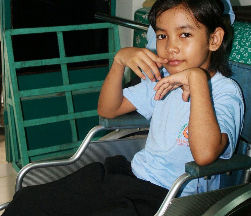 Junges Mädchen im Rollstuhl