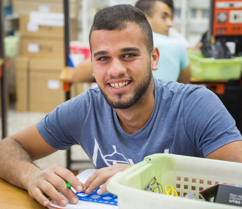 Jugendlicher an einem Tisch im Schulunterricht