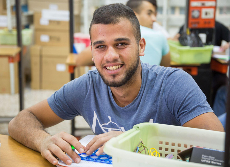 Jugendlicher an einem Tisch im Schulunterricht