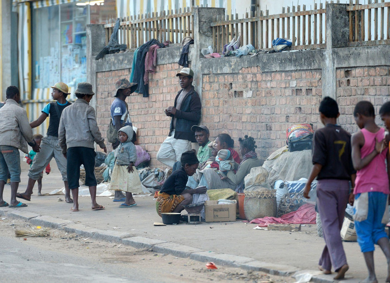 Eine Gruppe von Kindern und Jugendlichen, die auf der Straße abhängen
