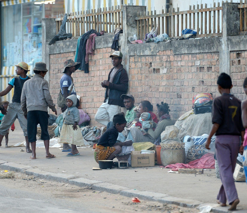 Eine Gruppe von Kindern und Jugendlichen, die auf der Straße abhängen