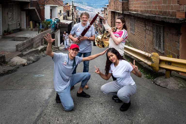 Zwei Musiker und zwei Teilnehmer des Projekts Beethoven Moves auf einer Straße in Medellín