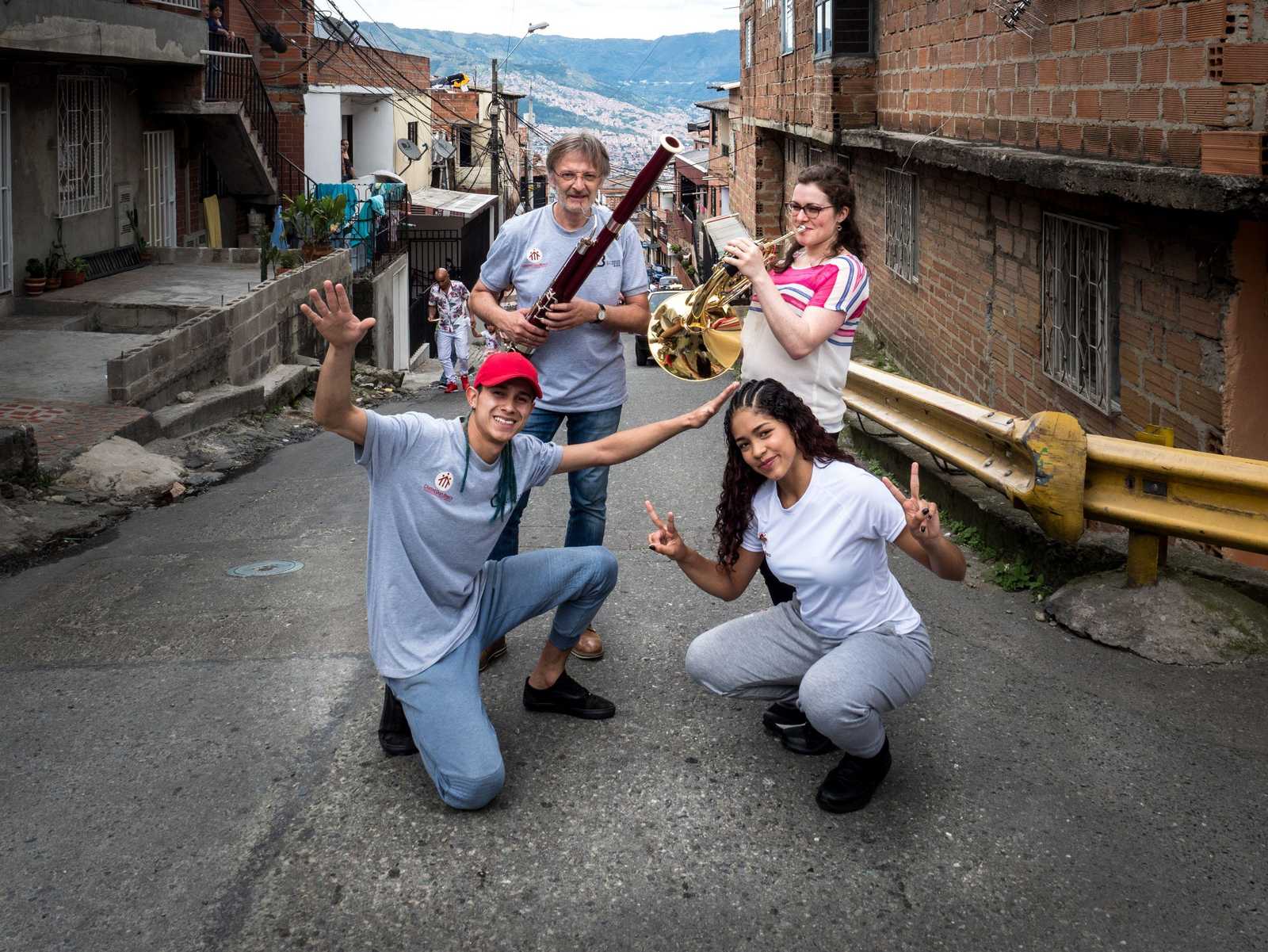 Zwei Musiker und zwei Teilnehmer des Projekts Beethoven Moves auf einer Straße in Medellín