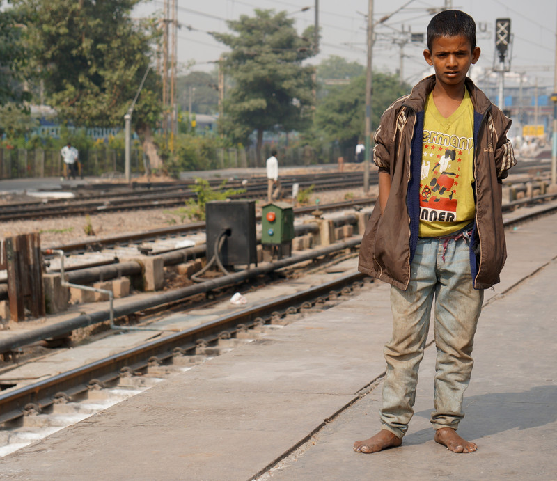 Dev steht am Bahnsteig