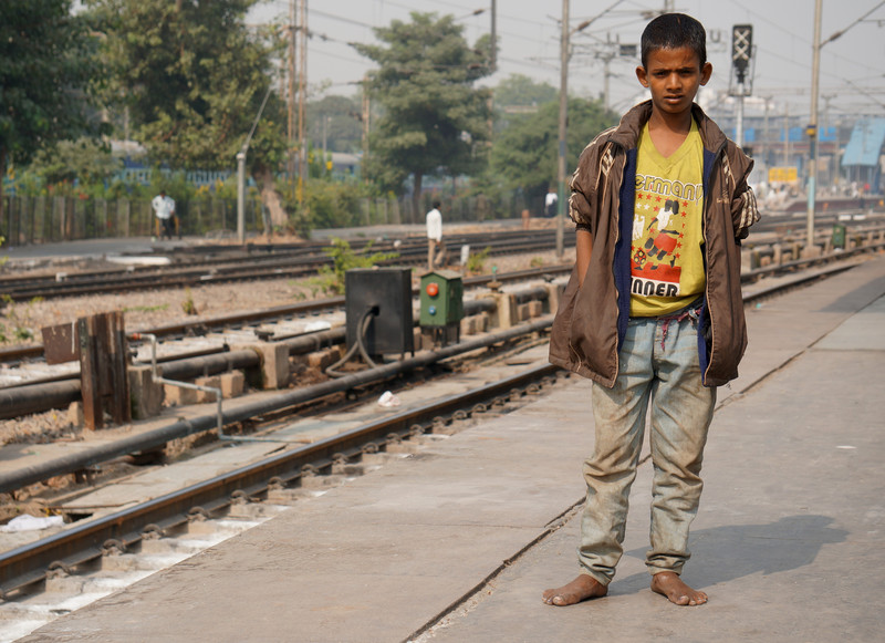 Dev steht am Bahnsteig