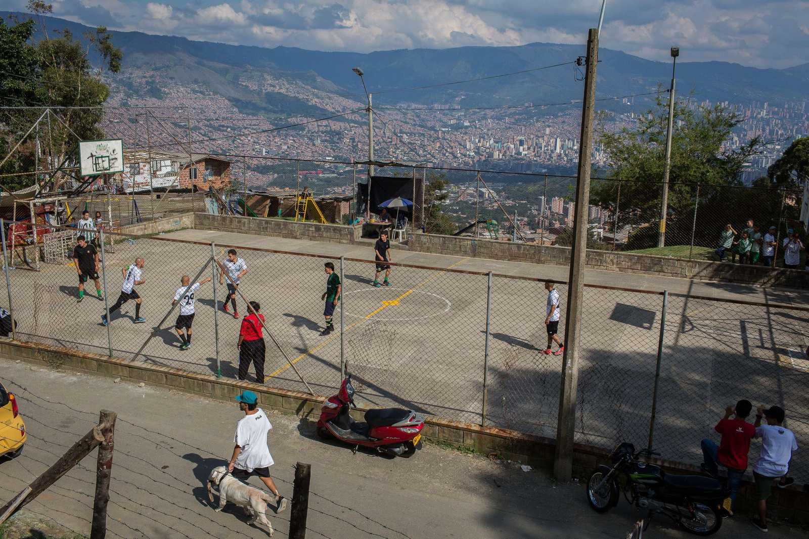 Blick auf den eingezäunten Fußballplatz auf dem Berg der Stadt