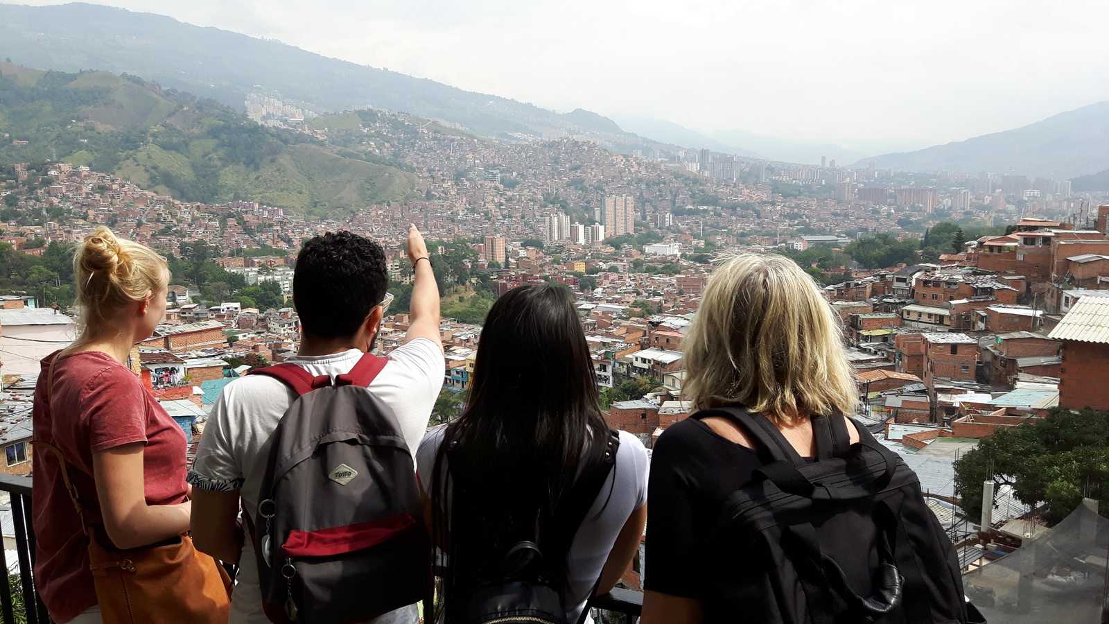 Gruppe guckt über die Dächer Medellíns