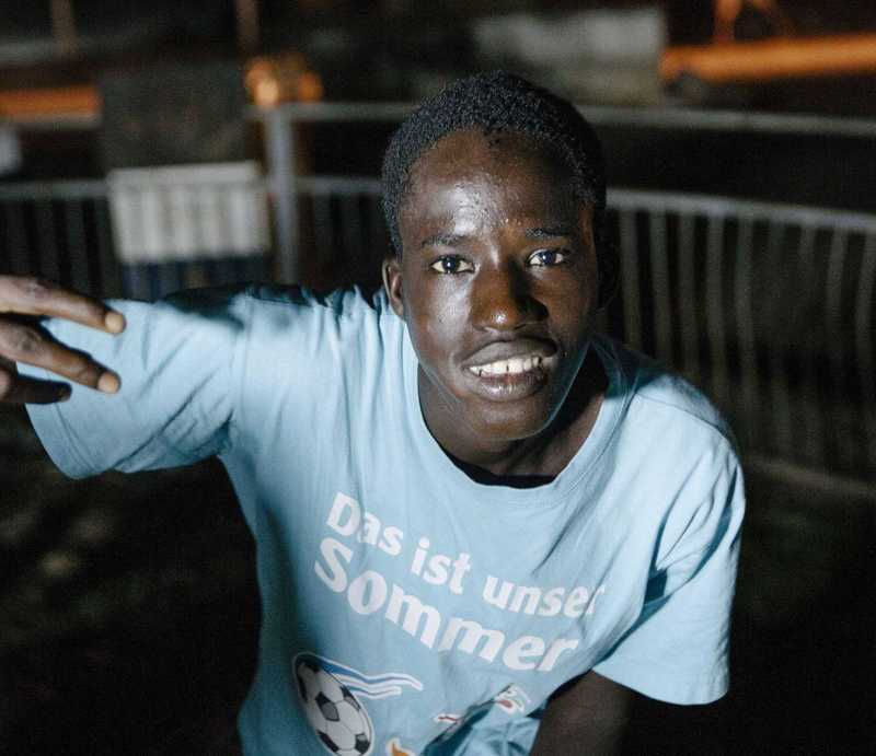 Ishmael bei Nacht auf den Straßen von Freetown
