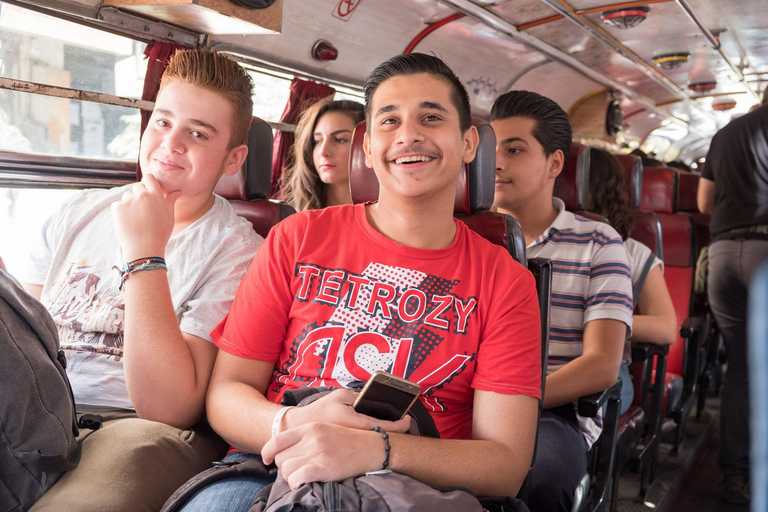 Zwei Jugendliche sitzen in einem Bus