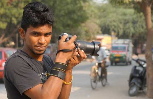 Arun mit seiner Foto-Kamera auf der Straße