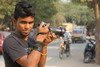 Arun mit seiner Foto-Kamera auf der Straße