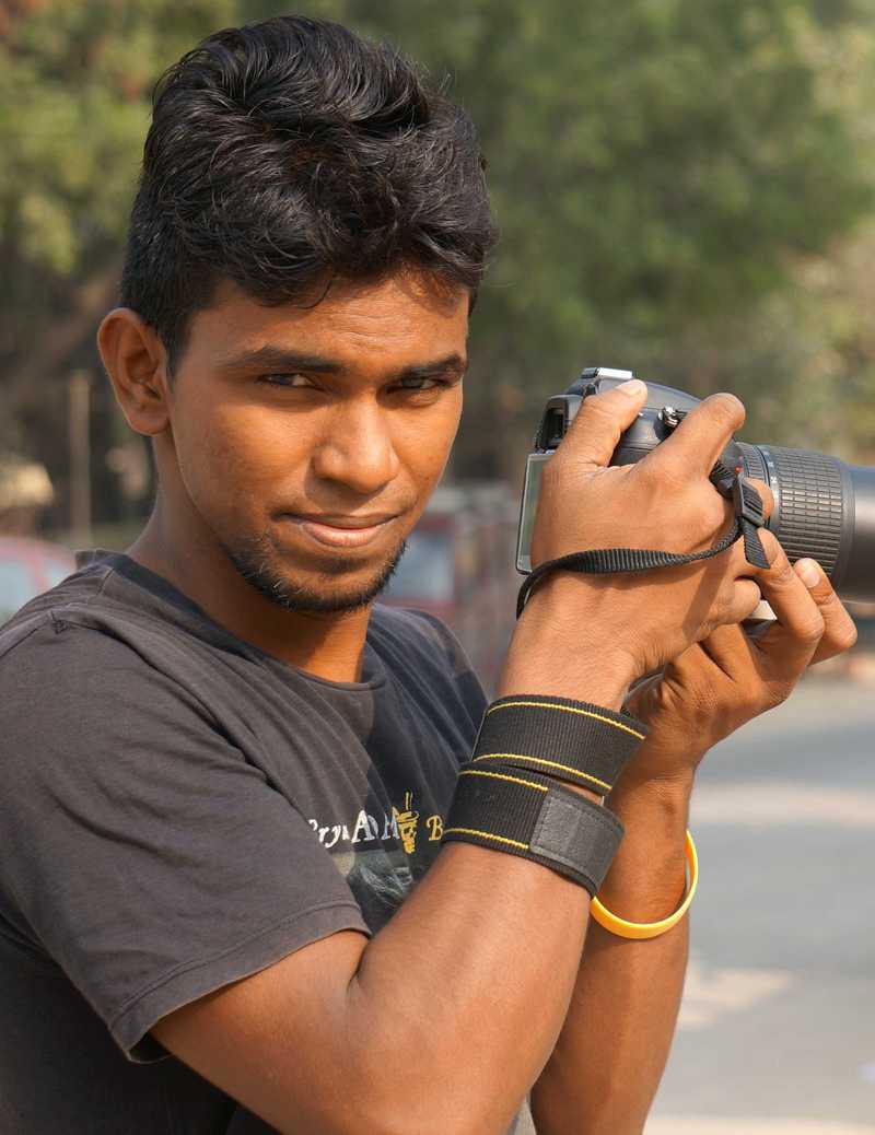 Arun mit seiner Foto-Kamera auf der Straße