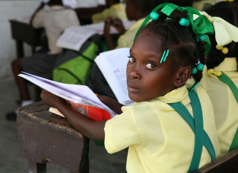Mädchen in Schuluniform in einem kleinen Klassenraum