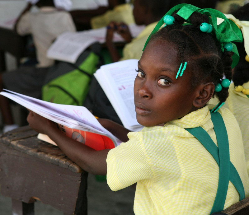 Mädchen in Schuluniform in einem kleinen Klassenraum