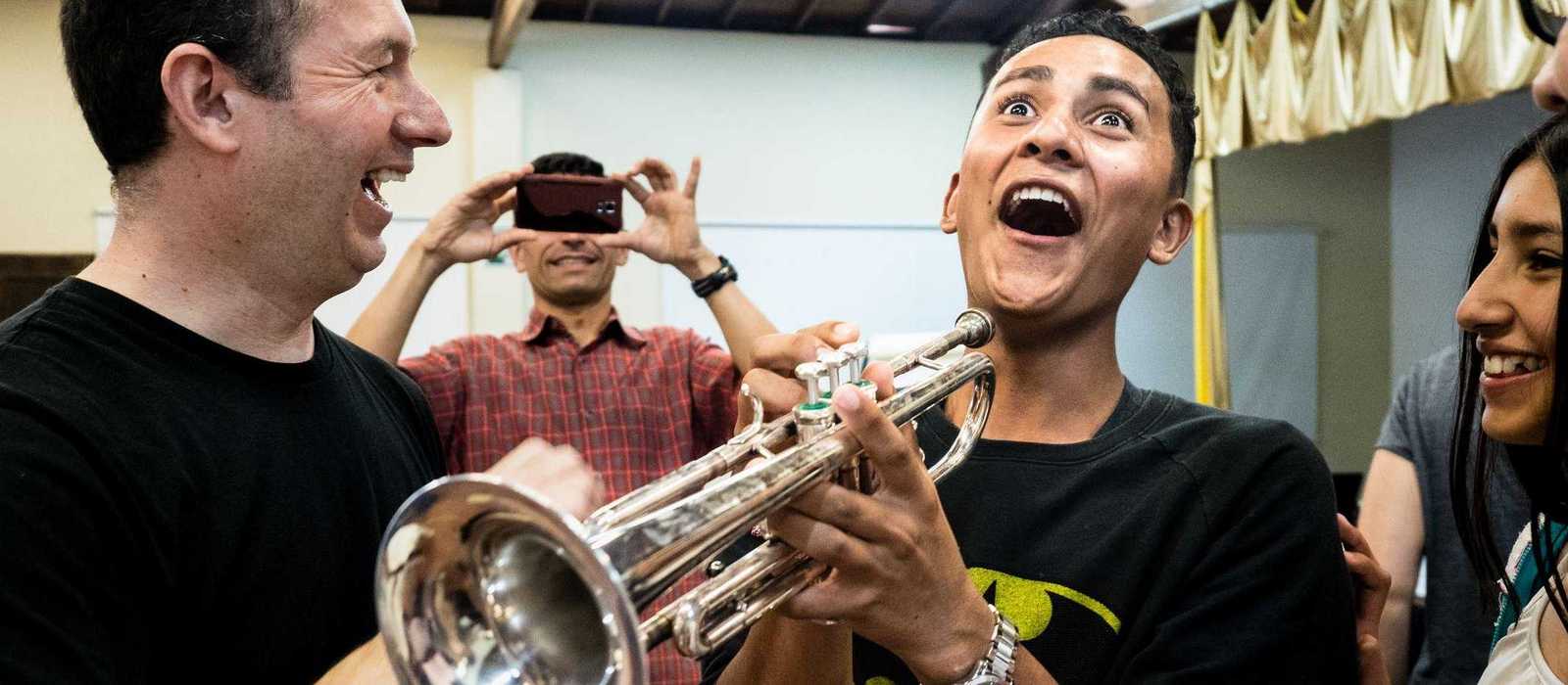 Jugendlicher spielt zum ersten Mal Trompete