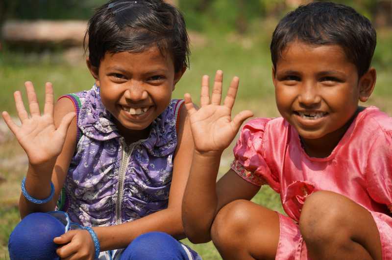 Zwei kleine Mädchen zeigen ihre Hände