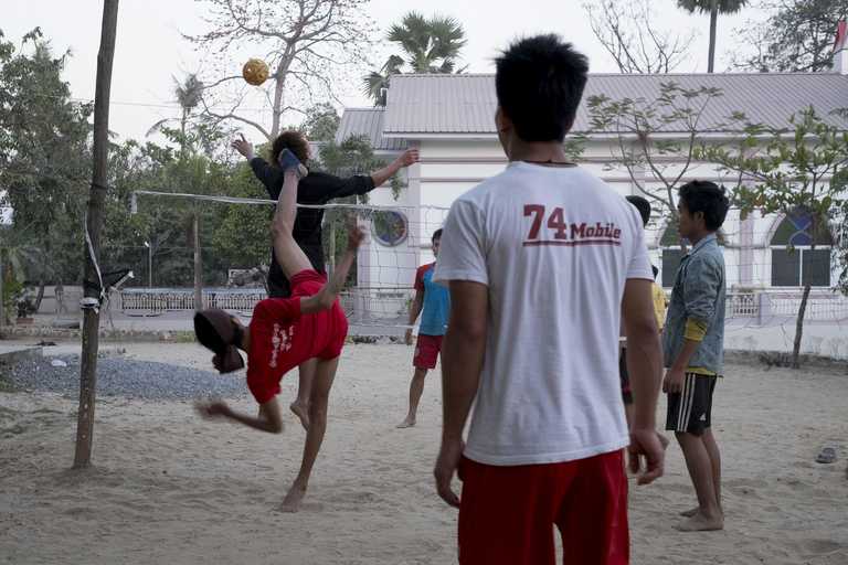 Jungen, die Volley-Ball spielen