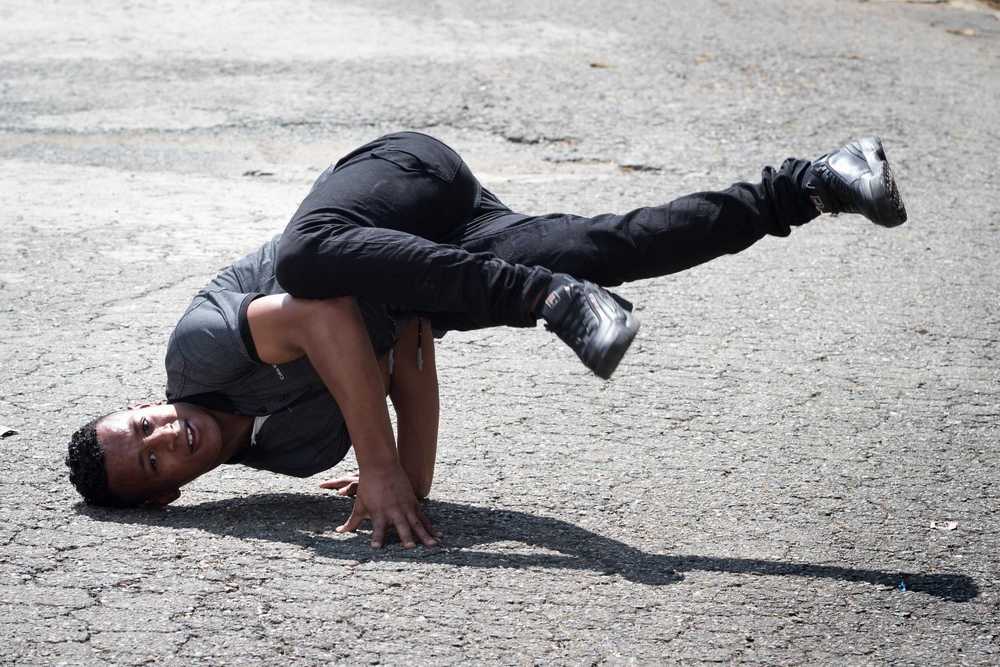 Junge macht einen Breakdance-Move