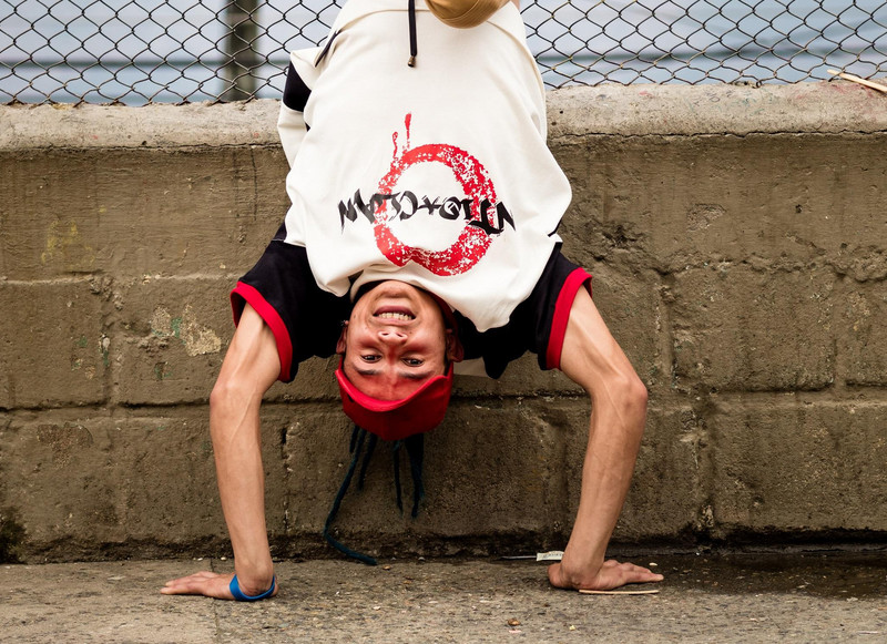 Jugendlicher, der einen Kopfstand macht