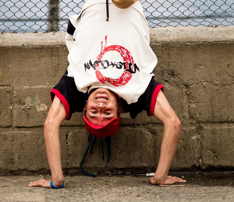 Jugendlicher, der einen Kopfstand macht