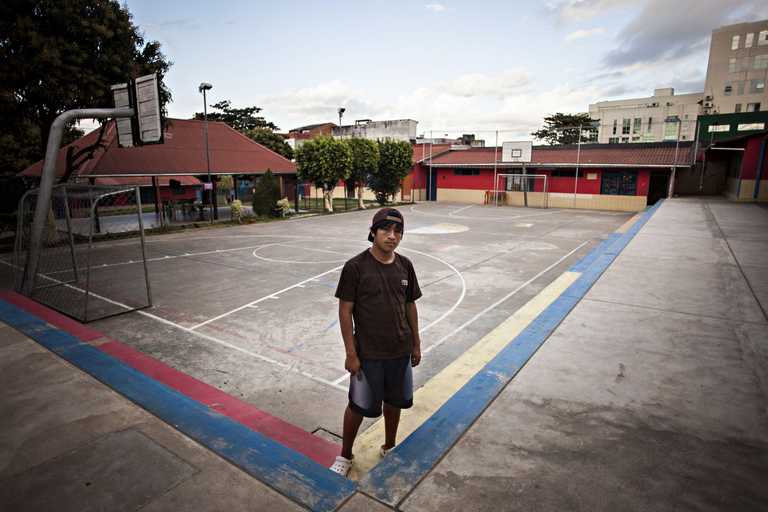 Armando steht auf einem asphaltierten Fußballfeld