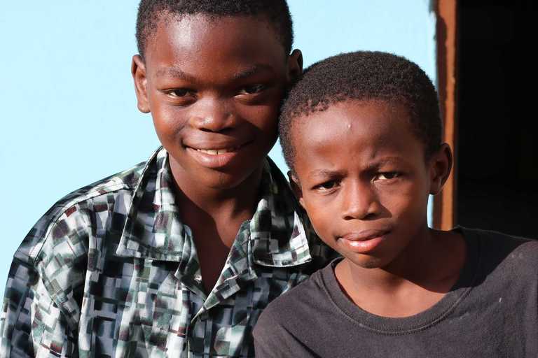 Zwei Jungen vor dem Boys Home in Ghana