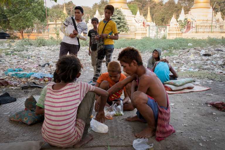 Sozialarbeiter Patrick mit Straßenkindern in Mandalay