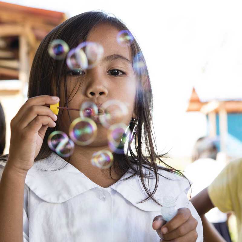 Mädchen spielen mit Seifenblasen
