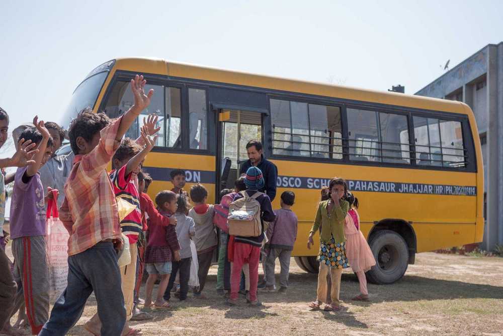 Kinder, die in den Don Bosco Bus einsteigen