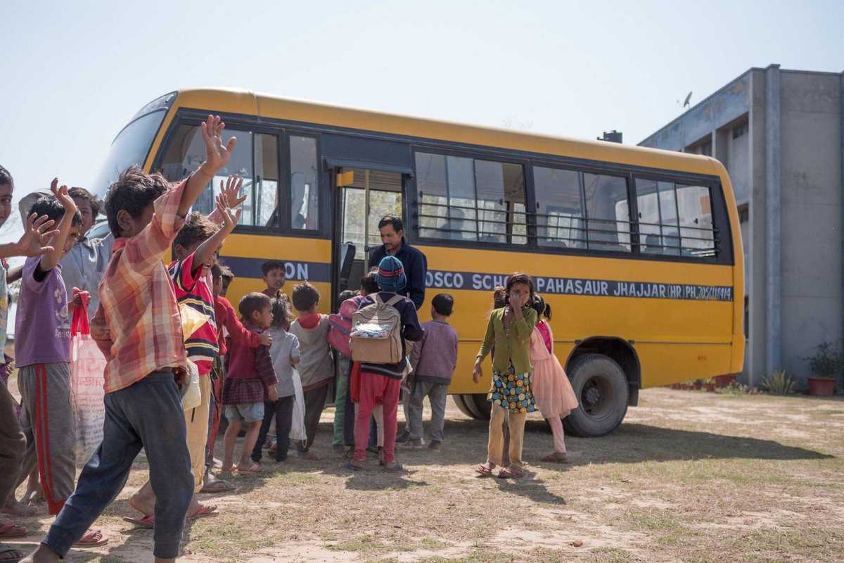 Kinder, die in den Don Bosco Bus einsteigen