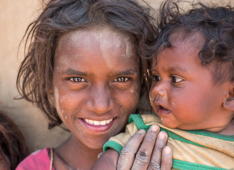 Porträt eines indischen Mädchen mit ihrem kleinen Bruder