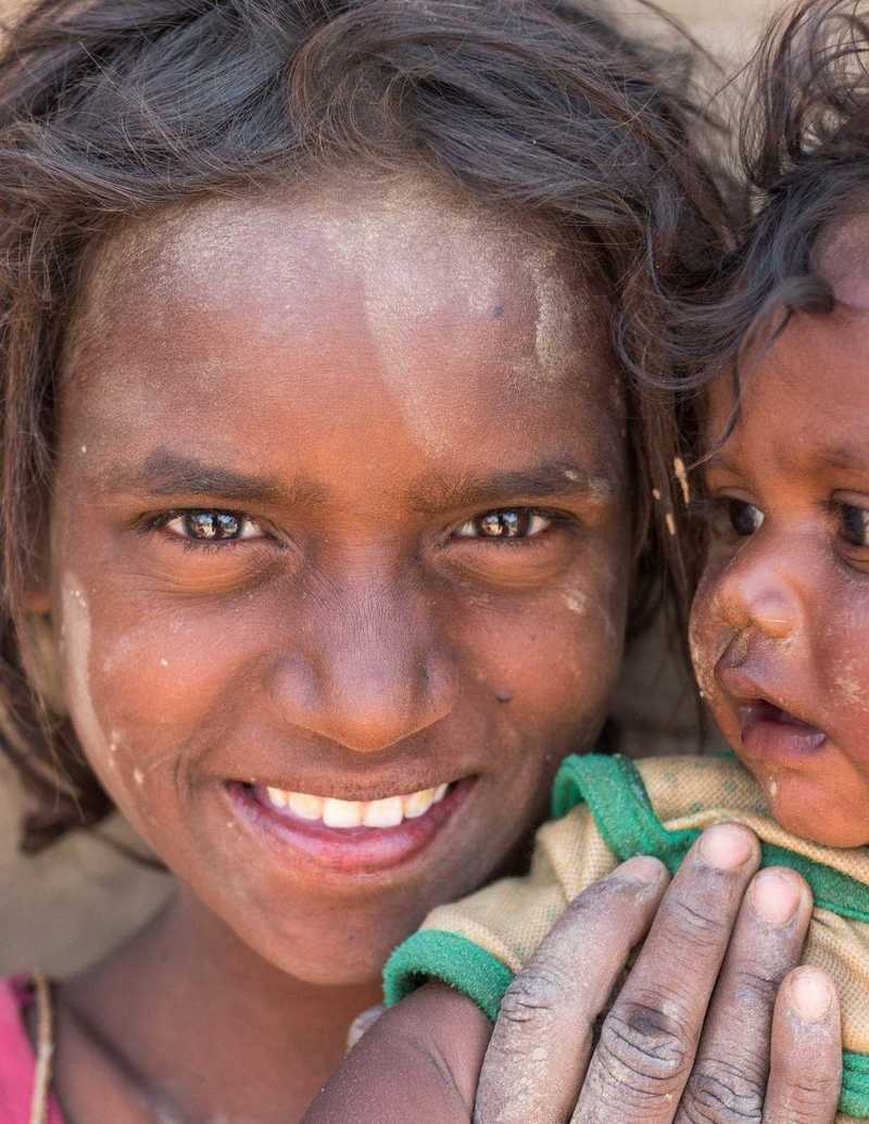 Porträt eines indischen Mädchen mit ihrem kleinen Bruder