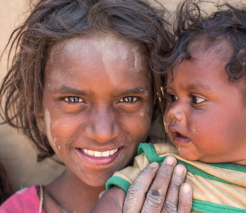Porträt eines indischen Mädchen mit ihrem kleinen Bruder