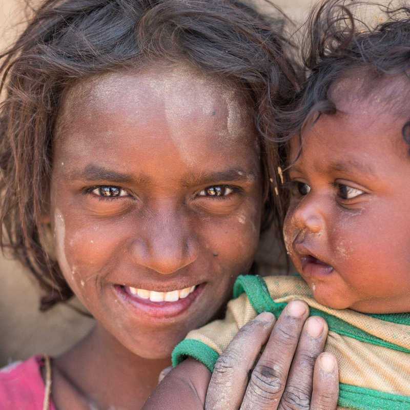 Porträt eines indischen Mädchen mit ihrem kleinen Bruder