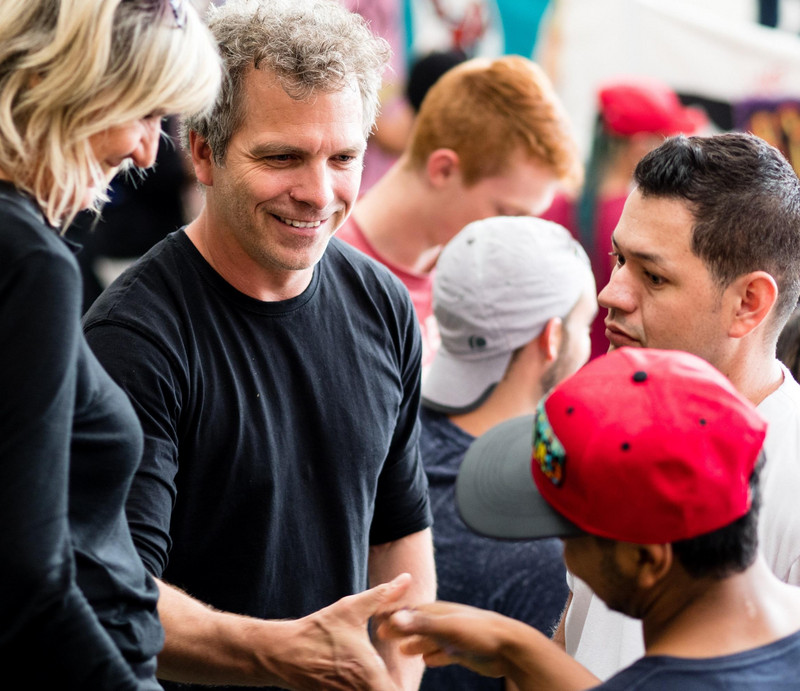 Dirk Kaftan in einer Gruppe von Menschen