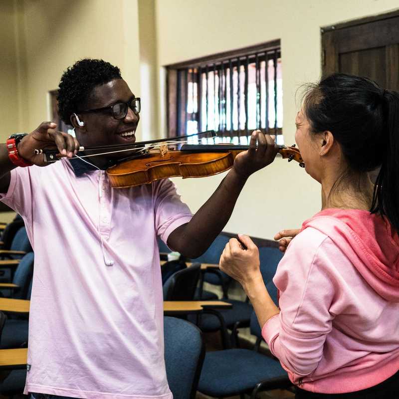 Jugendlicher mit Geige