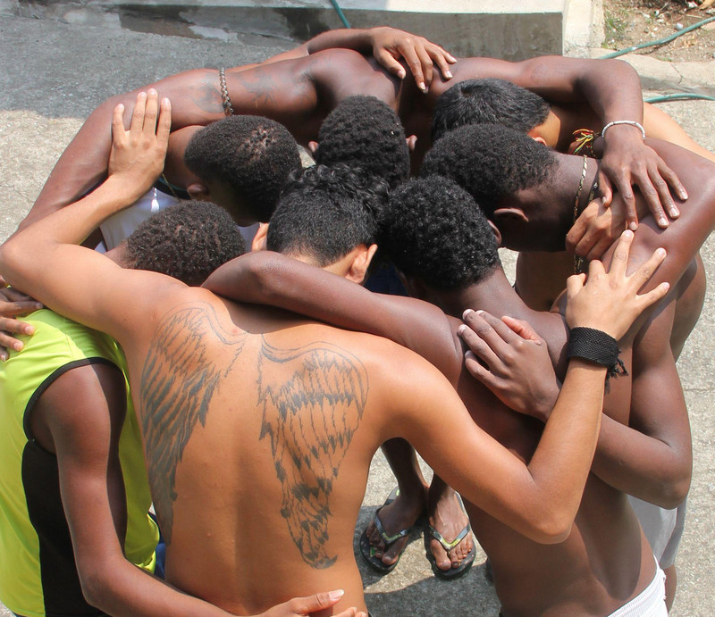 Ehemalige bilden einen Kreis