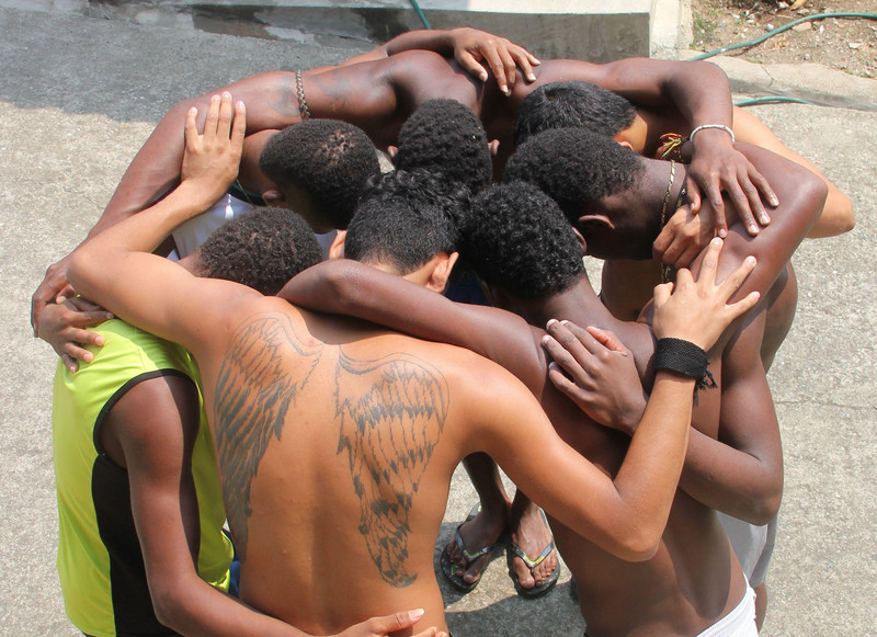 Ehemalige bilden einen Kreis