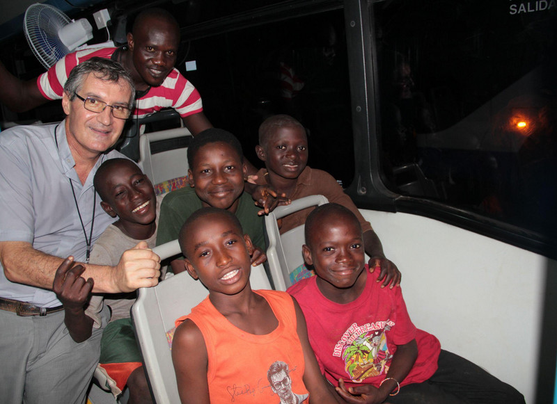 Kinder, die in einem Bus sitzen