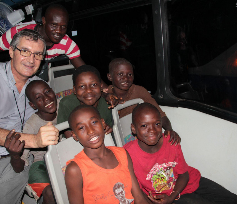 Kinder, die in einem Bus sitzen