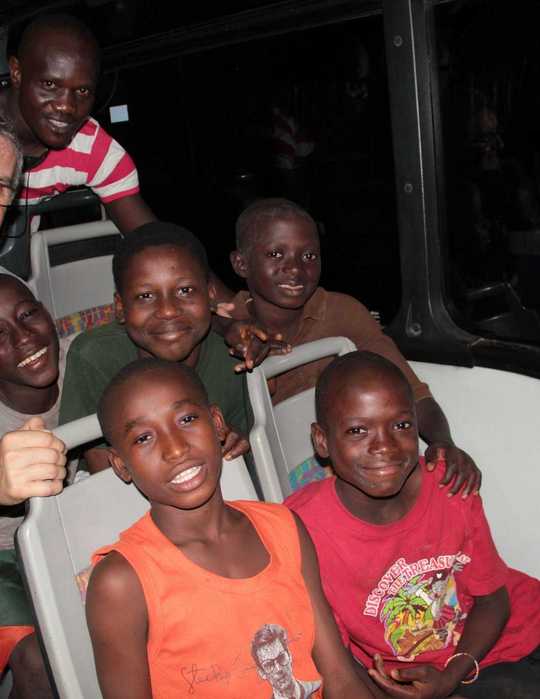 Kinder, die in einem Bus sitzen