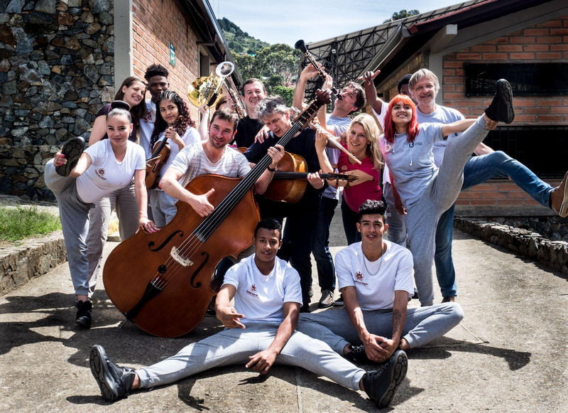 Musikerinnen und Musiker des Beethoven Orchester Bonn mit Jugendlichen des Projekts
