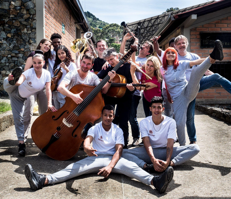 Musikerinnen und Musiker des Beethoven Orchester Bonn mit Jugendlichen des Projekts