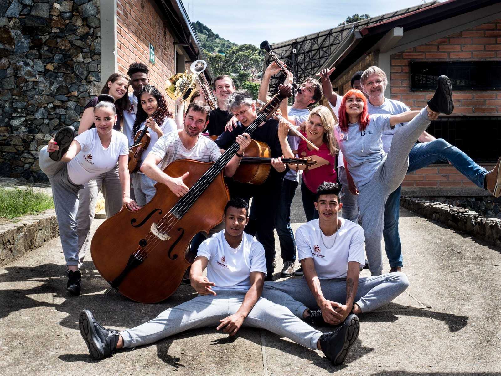 Musikerinnen und Musiker des Beethoven Orchester Bonn mit Jugendlichen des Projekts