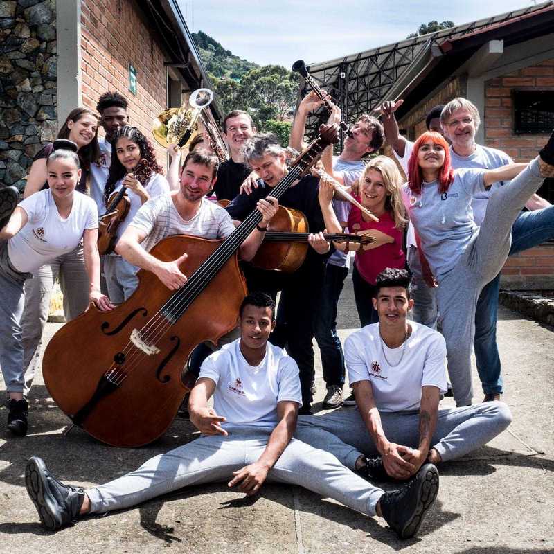 Musikerinnen und Musiker des Beethoven Orchester Bonn mit Jugendlichen des Projekts